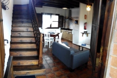 Salón cocina dúplex Priena y escalera acceso primera planta