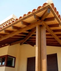 Tejado con estructura de madera para chalet en almeria