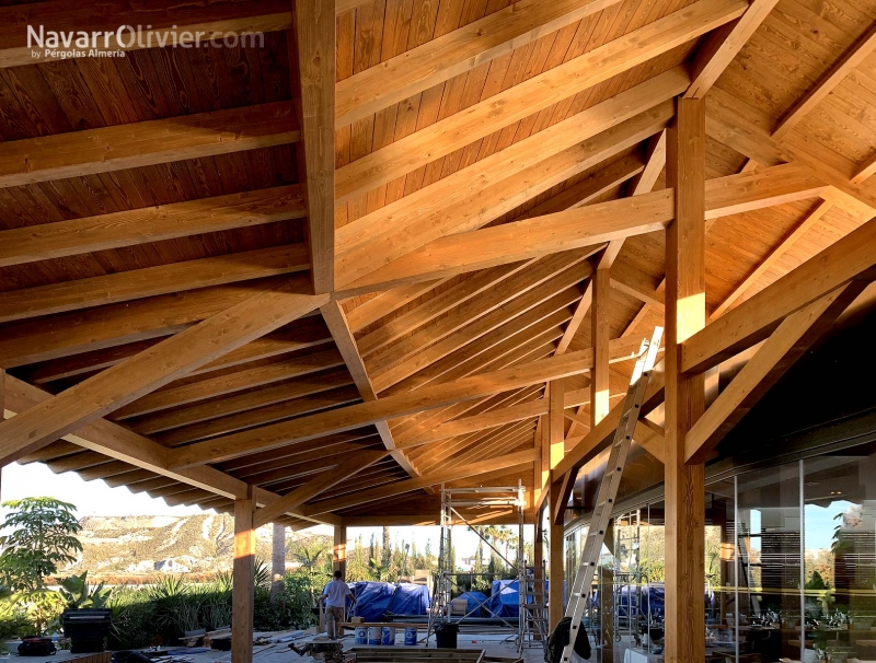 Construcción de tejado para terraza de restaurante en Almería