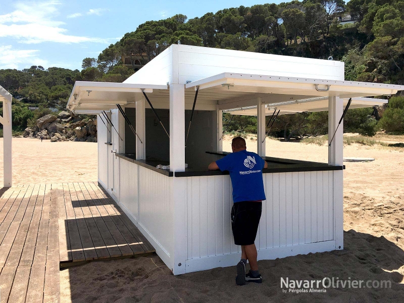 kiosc de fusta per servei de platja