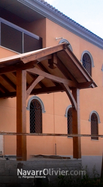 Porche de acceso en madera para exterior con cubierta de teja