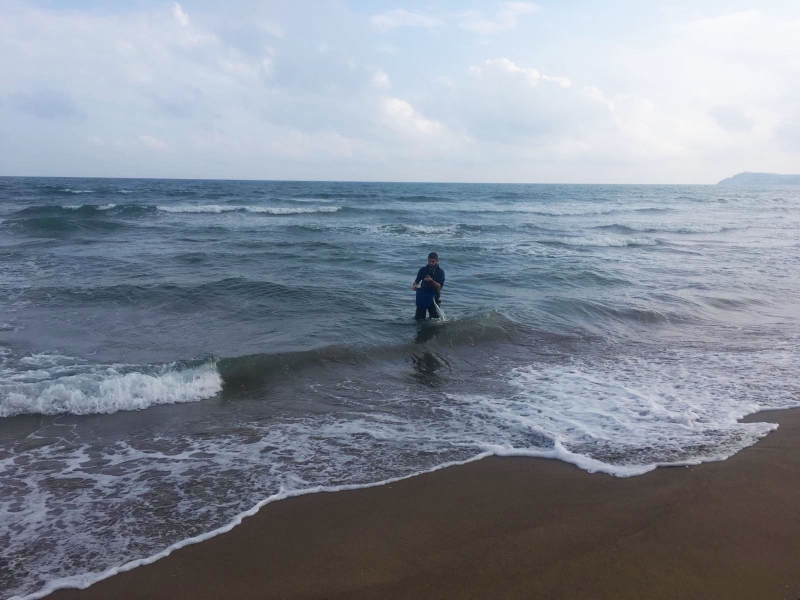 Recogiendo muestras para medir la calidad del agua del mar de la Costa Brava. Foto: Cap de Creus. 