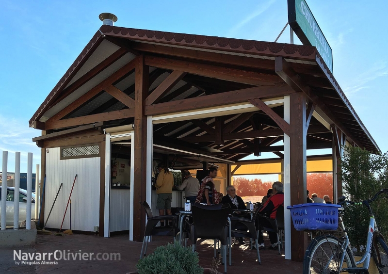 Modulo de madera equipado para churrería con pérgola 