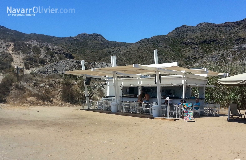 Chiringuito de 20 m2 desmontable con prgola adosada y tarima