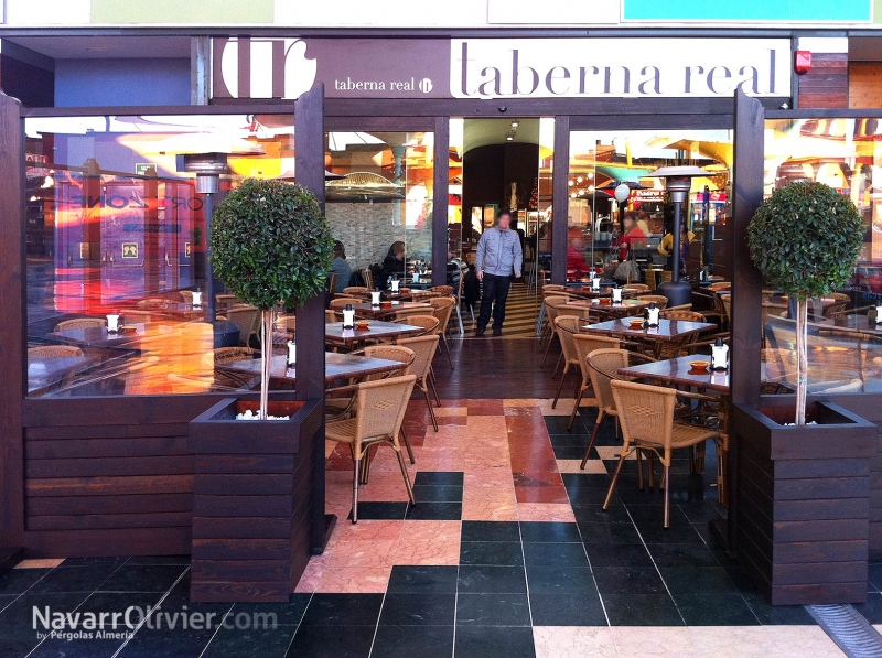 Terraza de cafetería con cerramiento perimetral en madera y cristal