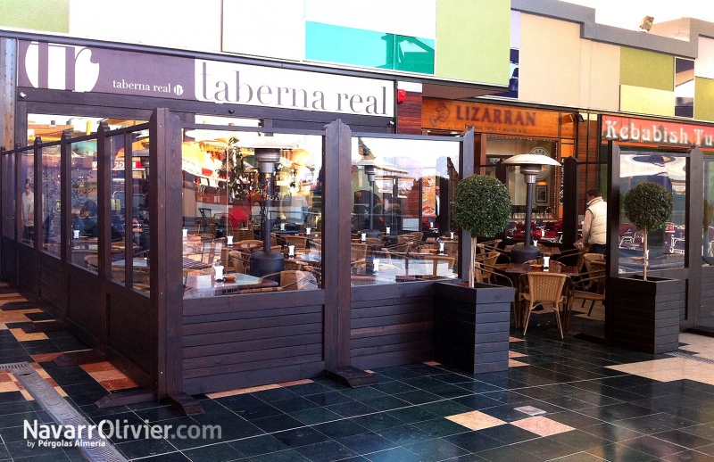 Cerramiento en módulos de madera y cristal para restaurante