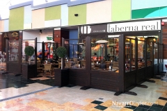 Mampara de cerramiento en madera y cristal para terraza de cafeteria