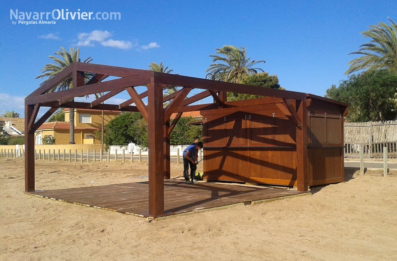 Chiringuito desmontable de madera para exterior con pérgola a 2 aguas