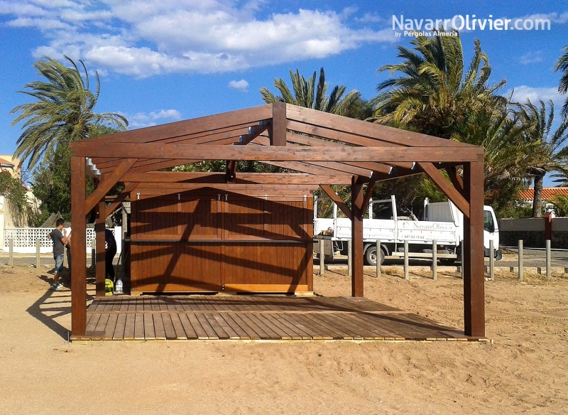 Chiringuito de madera transportable con prgola y tarima