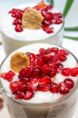Foto de yogurt y fruta en exteriores.
