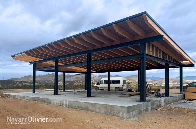 Construcción de restaurante con estructura metálica y cubierta en madera