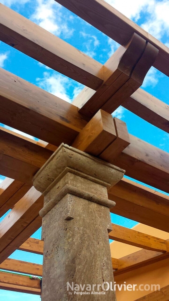 Cubierta de madera para cenador con vigas de madera laminada sobre columnas de marmol travertino