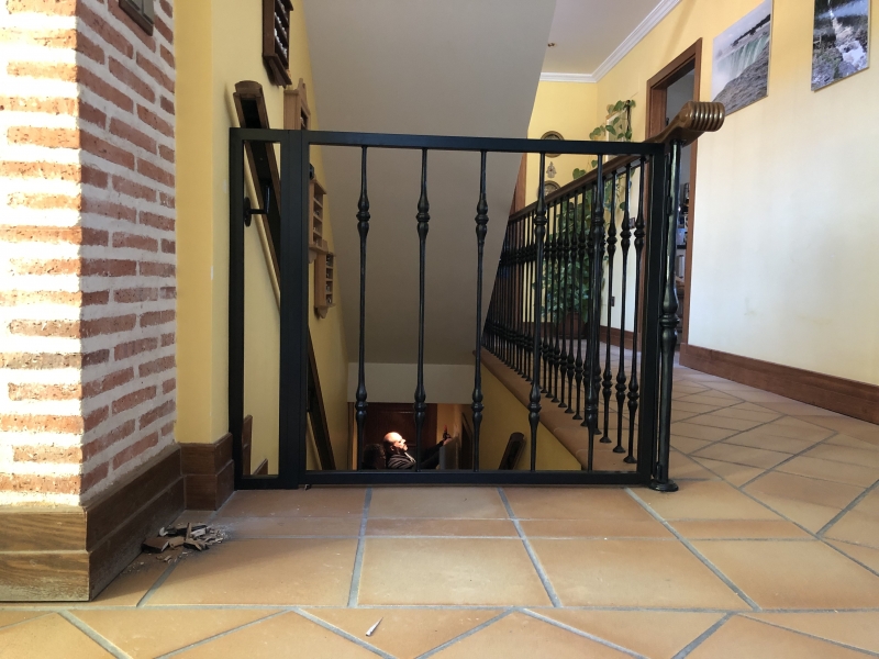 Puerta de hierro artistico para proteccion de escalera
