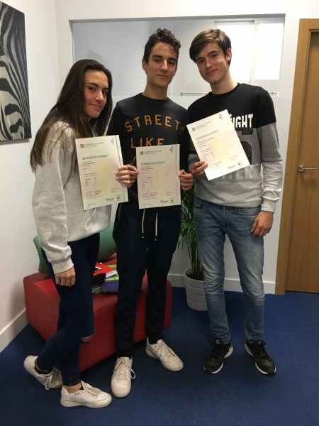 Nuestros alumnos felices con sus títulos oficiales de Cambridge