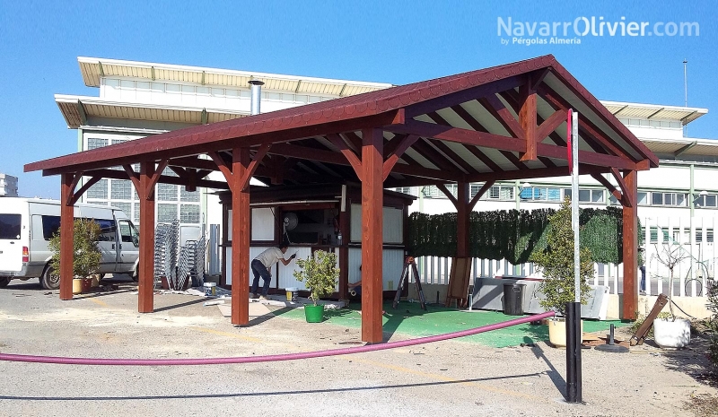 Kiosco modular equipado para churreria con terraza cubierta por prgola