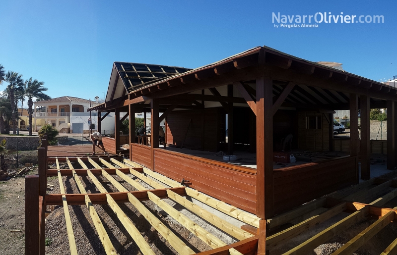 Chiringuito de mader5a fijo con terraza elevada sobre forjado de madera autoclave