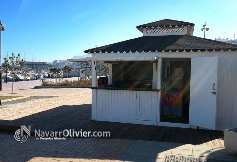 Chiringuito de madera blanco para playa de Cartagena