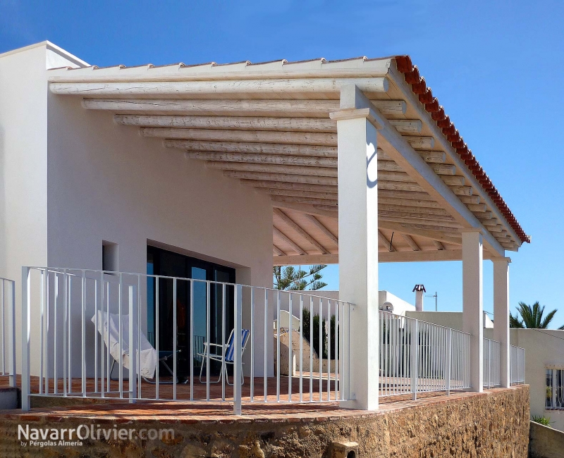 Pergola de madera con teja para vivienda vacacional