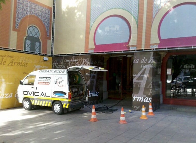 Trabajos de limpieza en CC Plaza de Armas