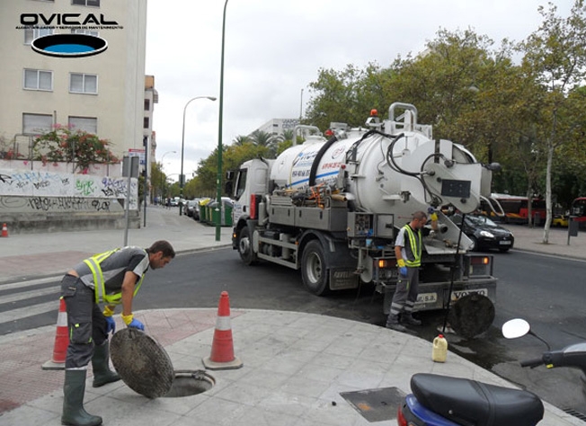 Trabajos de limpieza de tuberas en Avda. San Fco. Javier Sevilla