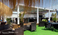 Chiringuito de madera con terraza y pergola