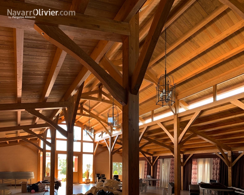 Cubierta de madera de 450 m2 a 2 aguas con lucernario