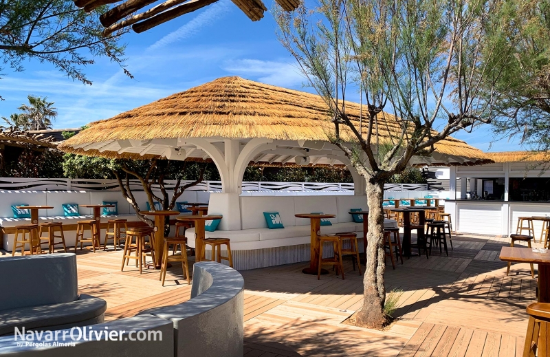 pérgola de diseño en madera y tronco con cubierta en junco sintético 