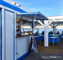 Chiringuito de madera blanco y azul en badalona