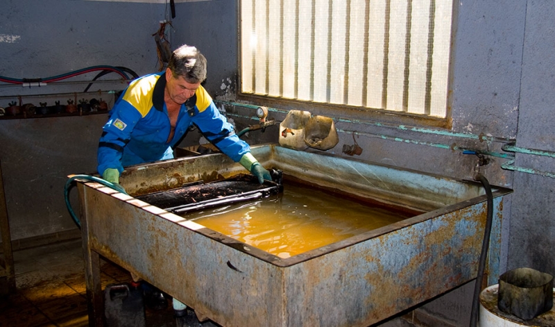 Técnico Lavando Radiador Coche