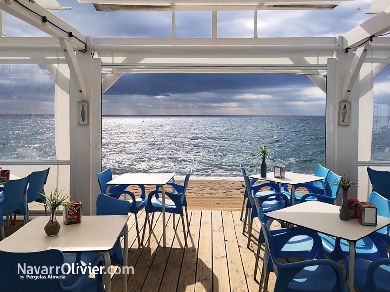 Terraza para chiringuito de verano con tarima y pérgola