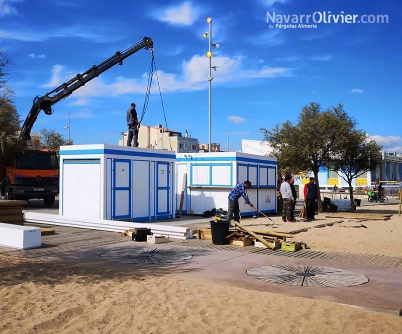 Montaje de chiringuito de madera blanco y azul en Badalona