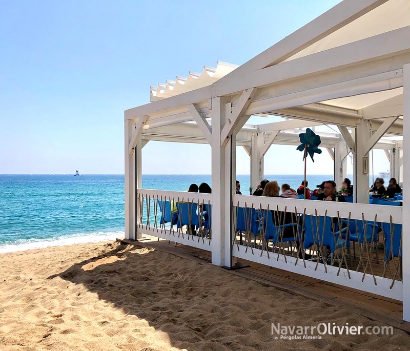 Pérgola de madera desmontable sobre tarima autoclave. Chiringuito Karamba, Badalona