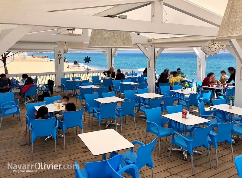 Terraza con pérgola desmontable para beach club en Barcelona