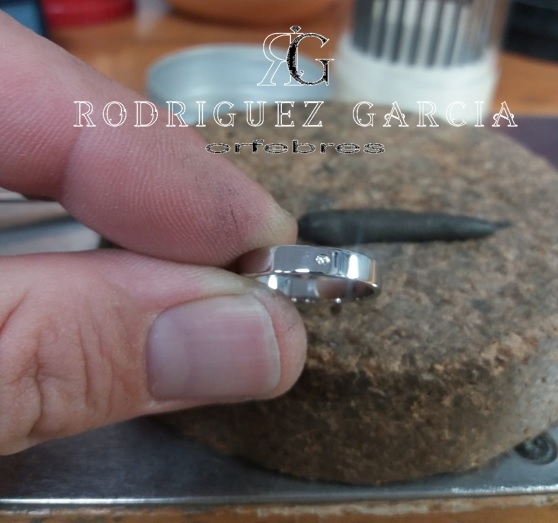 Anillo de Oro Blanco con diamante engastado a medida