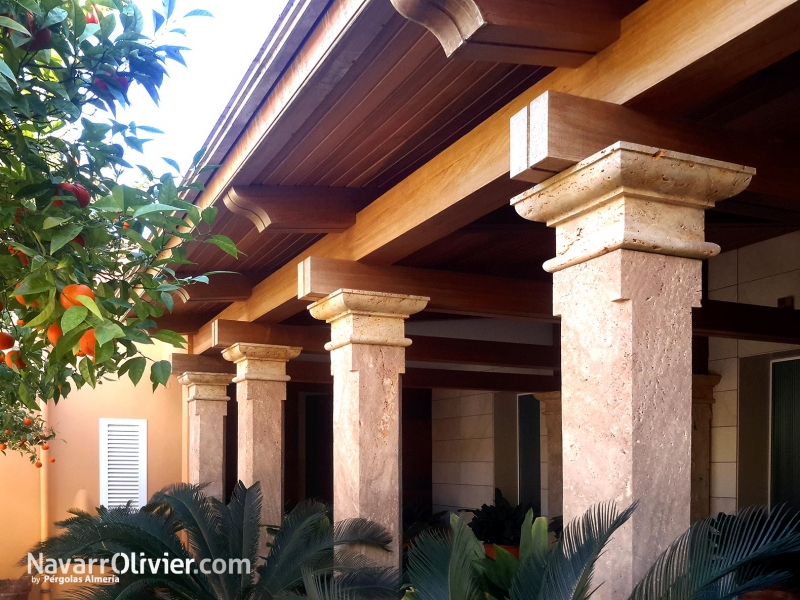 Porche de madera sobre pilares de mármol 