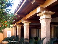Porche de madera sobre pilares de marmol