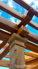 Pergola con columnas de travertino