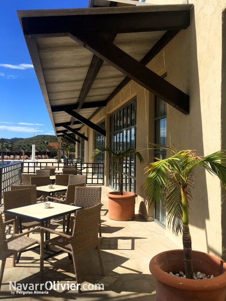 Pergola  tipo voladizo en madera laminada y bviroc para terraza de campo de golf en Almera