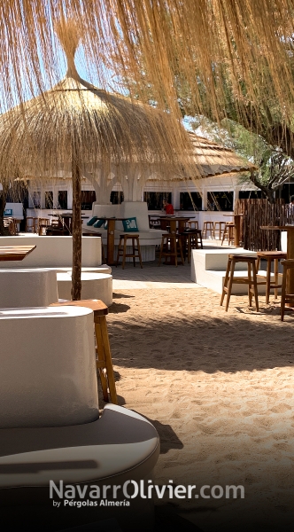 Terraza con sombrillas de junco africano. Moorea Beach Club