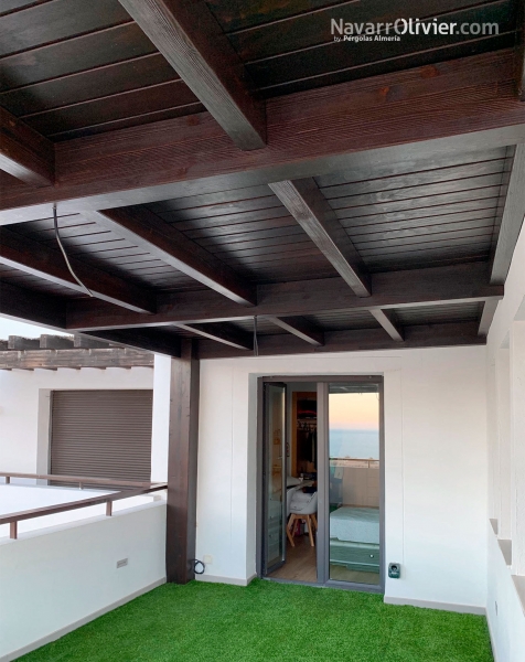 Pérgola de madera para balcón de duplex