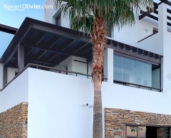 Pergola de madera con cerramiento para vivienda vaccional
