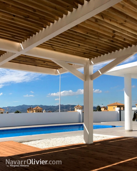 pérgola de madera con techo de listones paralelos