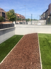 Cesped combinado con corteza