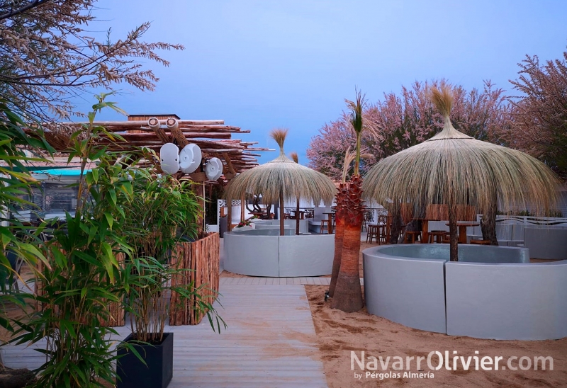 Terraza para chiringuito con tarima y sombrillas de junco africano