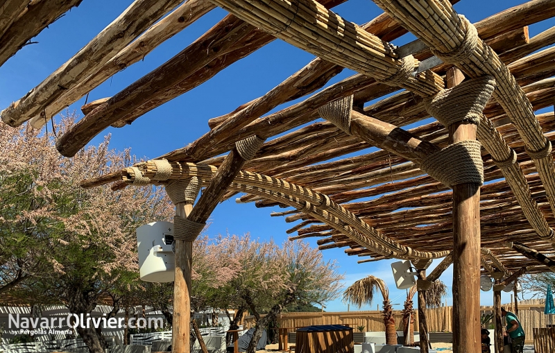 Pérgola de troncos de eucalipto y bambu