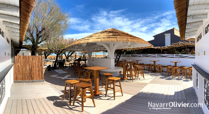 Terraza sobre tarima de madera con pergola