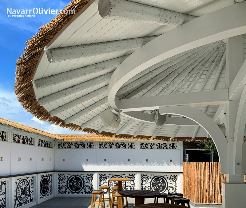 Pérgola de madera curva y tronco calibrado blanca