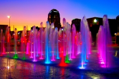 Fuente visitable llena de color
