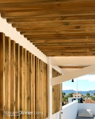 Pergola de madera con cubierta y muros en emparrillado de listonesparalelos