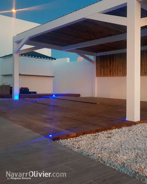 Pergola de luz filtrada para piscina